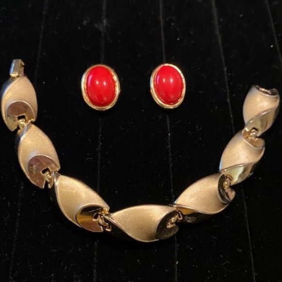 VTG Trifari Brushed Gold Bracelet and Red Earrings - Picture 3 of 7